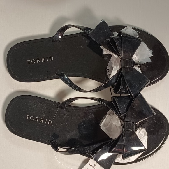Torrid-Flip Flop Sandals 7 WW Wide Jelly Black Shiny Bows Flats Thong Retro New - Picture 3 of 4